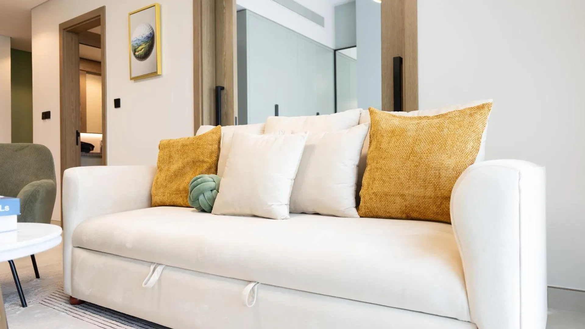 Keyrock Living - Premium Apt With Pool & Gym Access Dubai